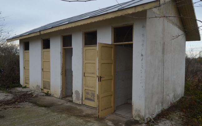 unități de învățământ cu WC-ul în curte