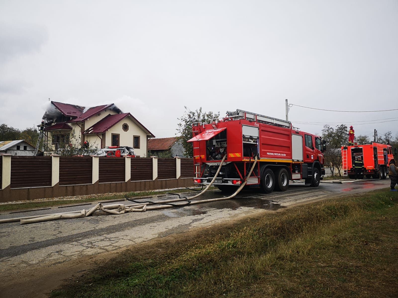 Arde o vila la Albota