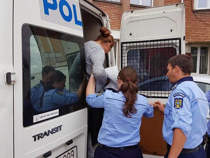 Patrona reţinută pentru loviri şi alte violenţe