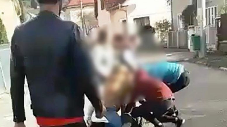 patru elevi retinuti dupa ce s-au batut