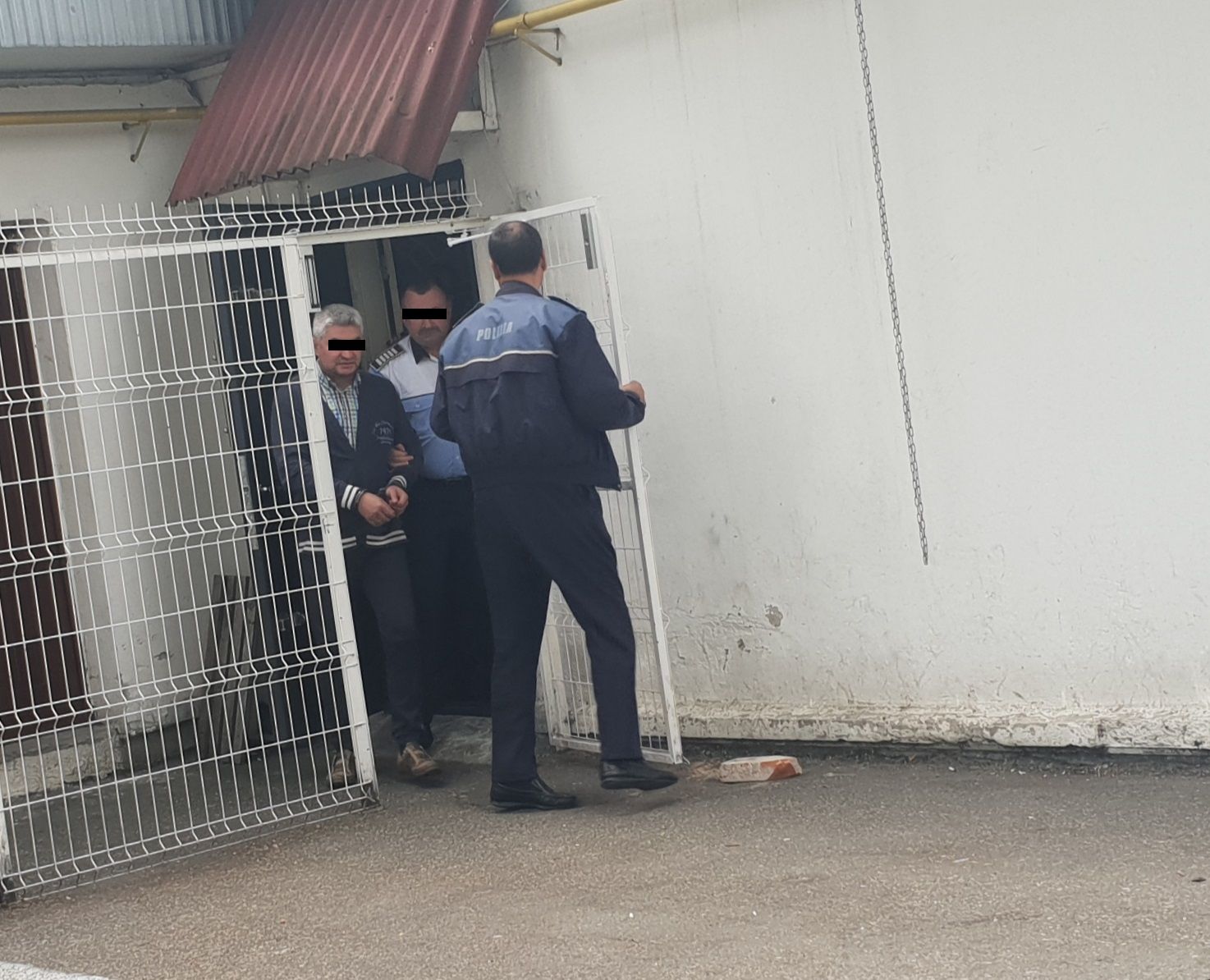 preot din Pitești incatusat