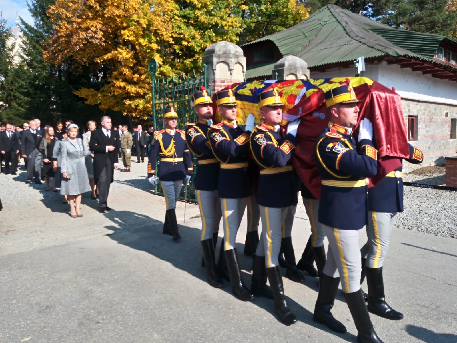 slujbă reînhumare regină