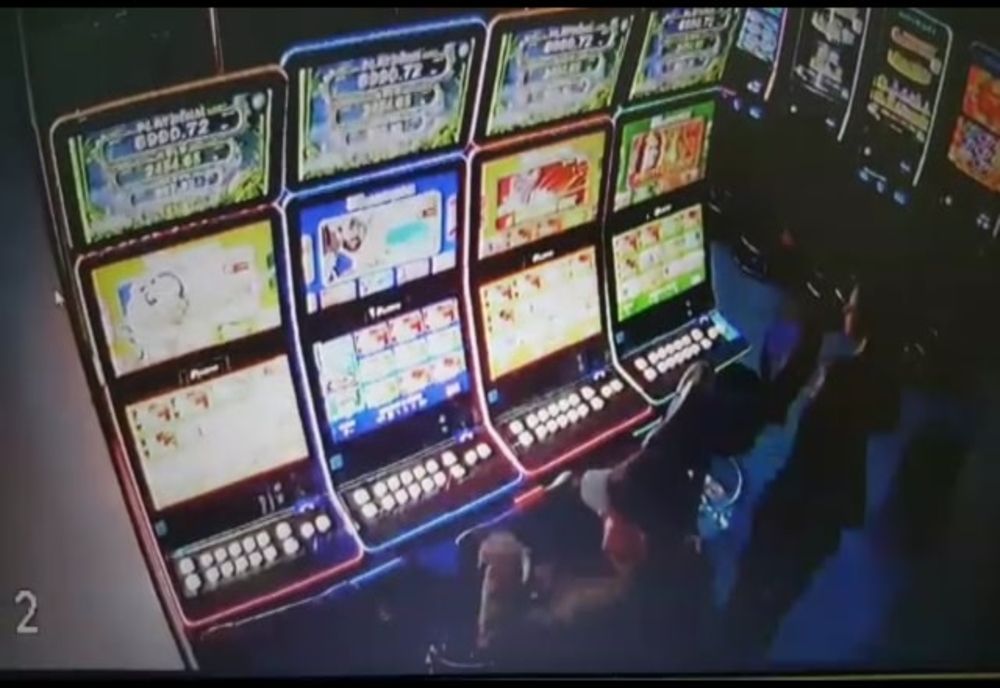 Video-Momentul jafului din sala de jocuri! Tâlharul nu avea bani de țigări