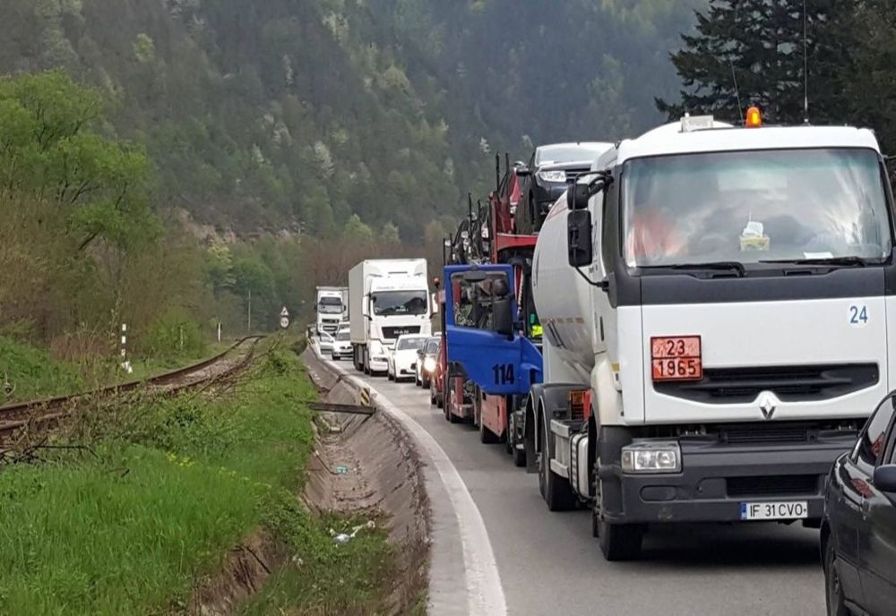 Restricții pentru TIR-uri timp de trei zile pe Valea Oltului