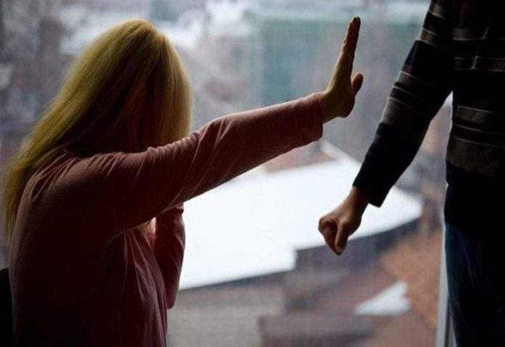 Poveste de iubire încheiată cu plângere la poliție. Femeie lovită și hărțuită de fostul iubit
