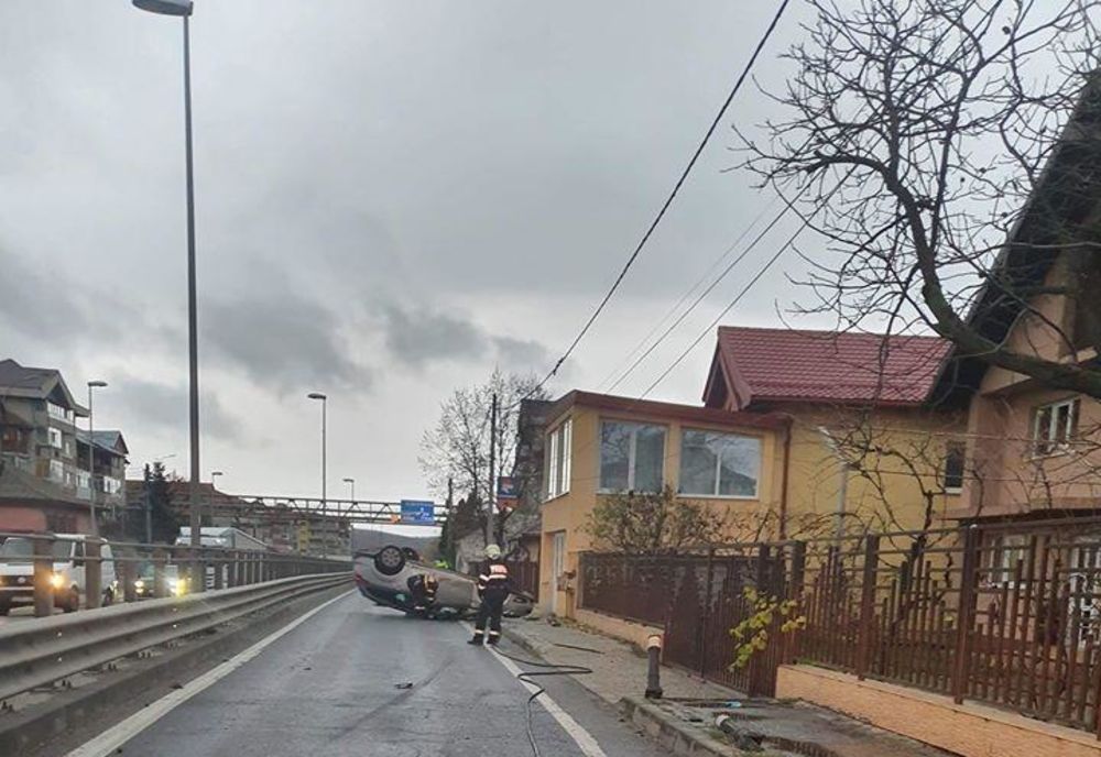 S-a răsturnat cu mașina la intrarea în pasajul subteran din Bascov