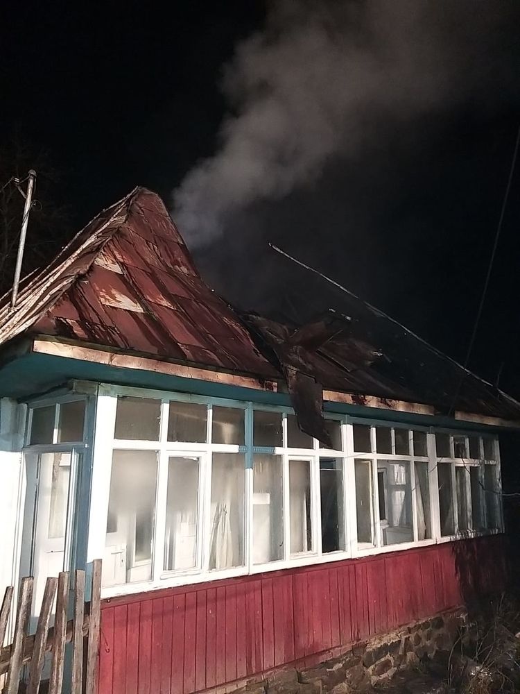 Proprietarii dormeau în timp ce le ardea casa! Au necesitat ajutor medical