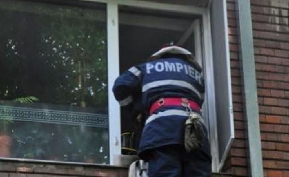 Bătrână găsită de pompieri în casă fără suflare. S-a pătruns în interior pe geamul de la balcon