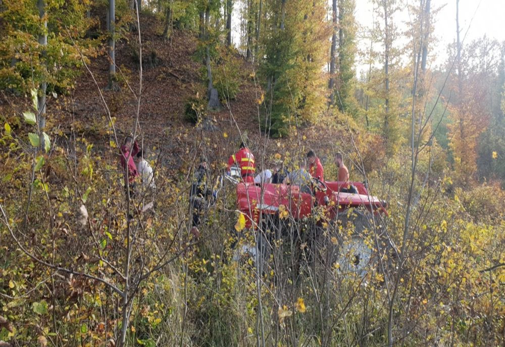 S-au răsturnat cu tractoarele pline cu lemne. Șoferii au ajuns la spital
