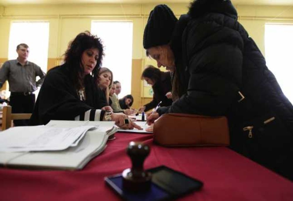 Femeile îi domină pe bărbaţi, la votul din turul II, în Argeş