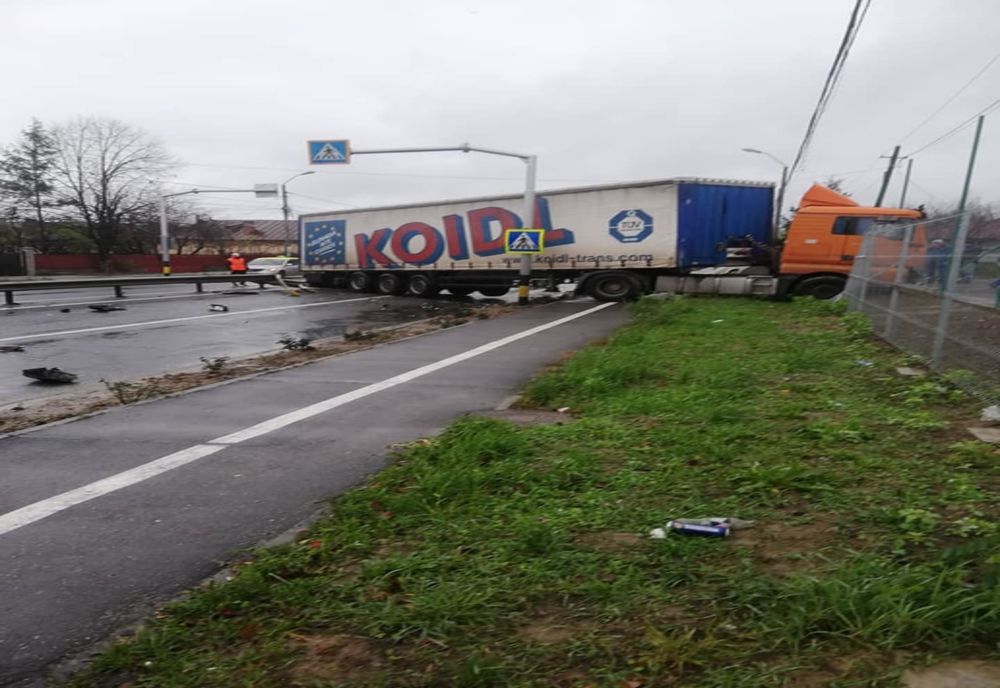 Carambol la Mărăcineni. Un TIR a rămas imobilizat pe stradă