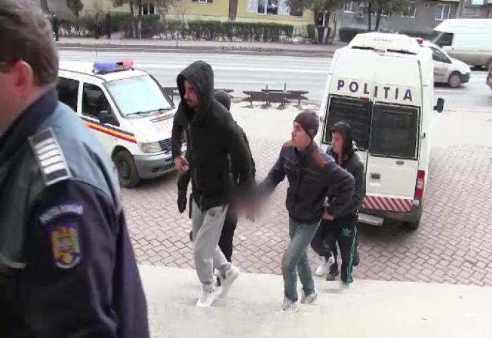 Trei tâlhari l-au dezbrăcat de geacă