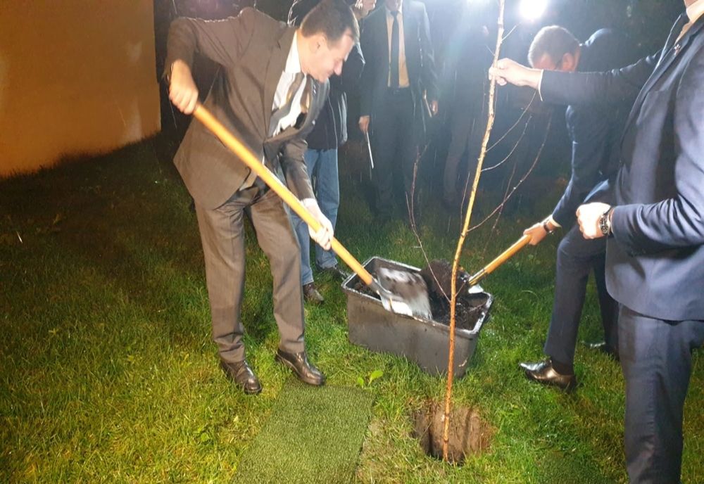 Video+foto! Prim-ministrul și directorul Dacia au plantat împreună un mesteacăn