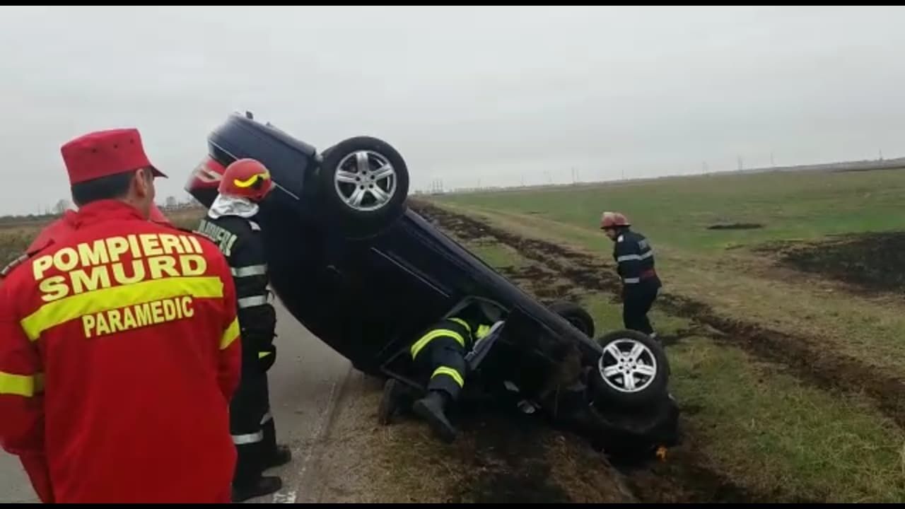 s-a răsturnat cu mașina și a fugit în șosete pe câmp (3)