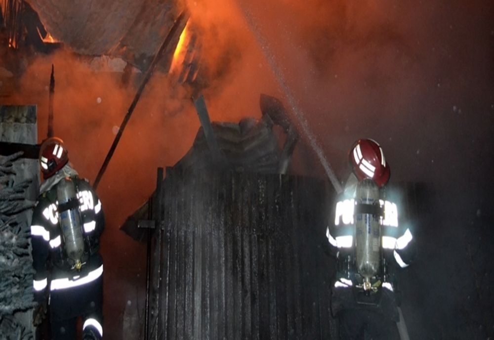 Incendiu la o seră de flori din Pitești