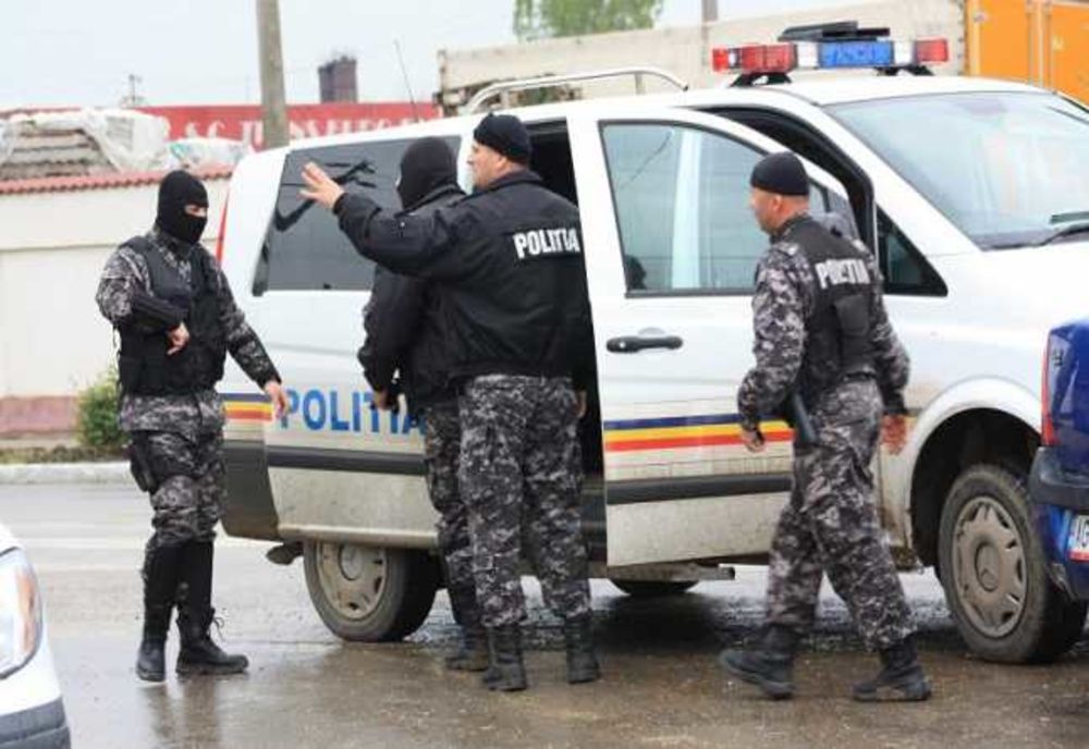 Hoț voiajor, a comis 21 de furturi din mașini, în Argeș