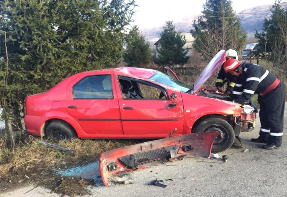 Şi-a băgat mama în spital după ce a ajuns cu maşina în şanţ
