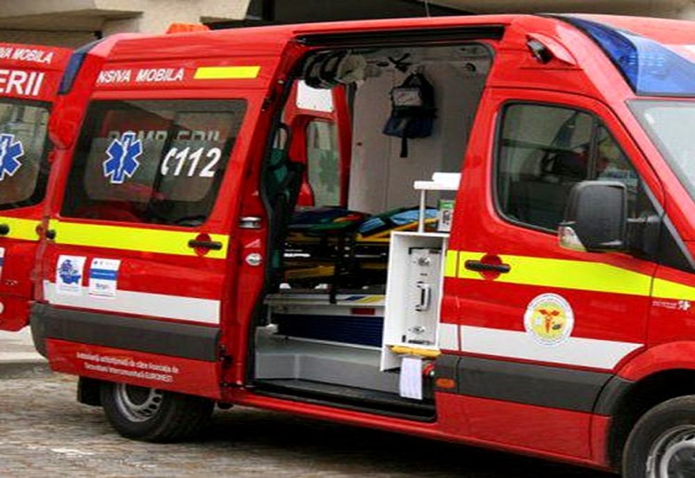 Bătrână lovită în plin de mașină în timp ce traversa