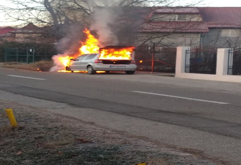 Mașină cuprinsă de flăcări pe o stradă din Pitești! 