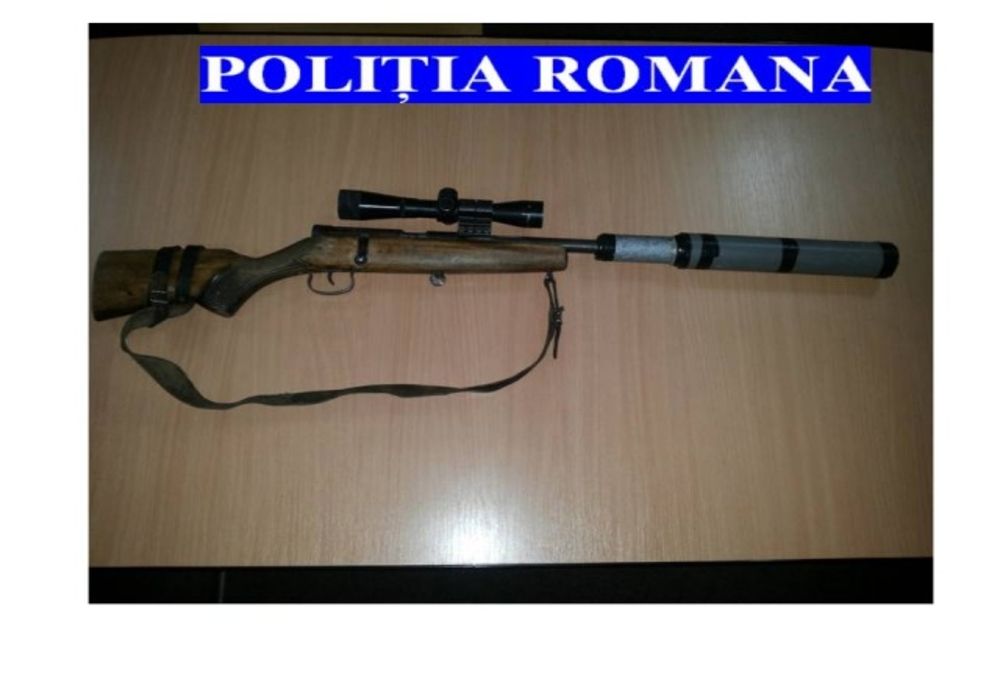 Percheziţii la deţinători de arme suspectaţi de contrabandă cu amortizoare
