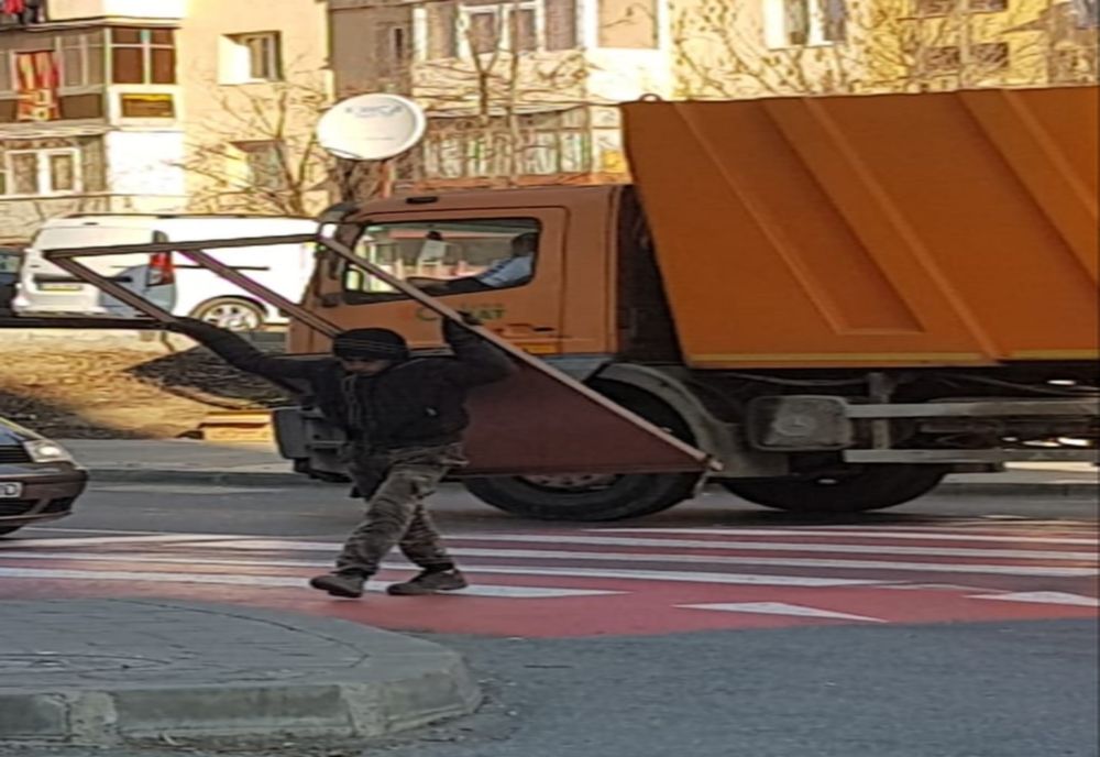 Video-Filmați când furau gardul unei grădinițe din Pitești!