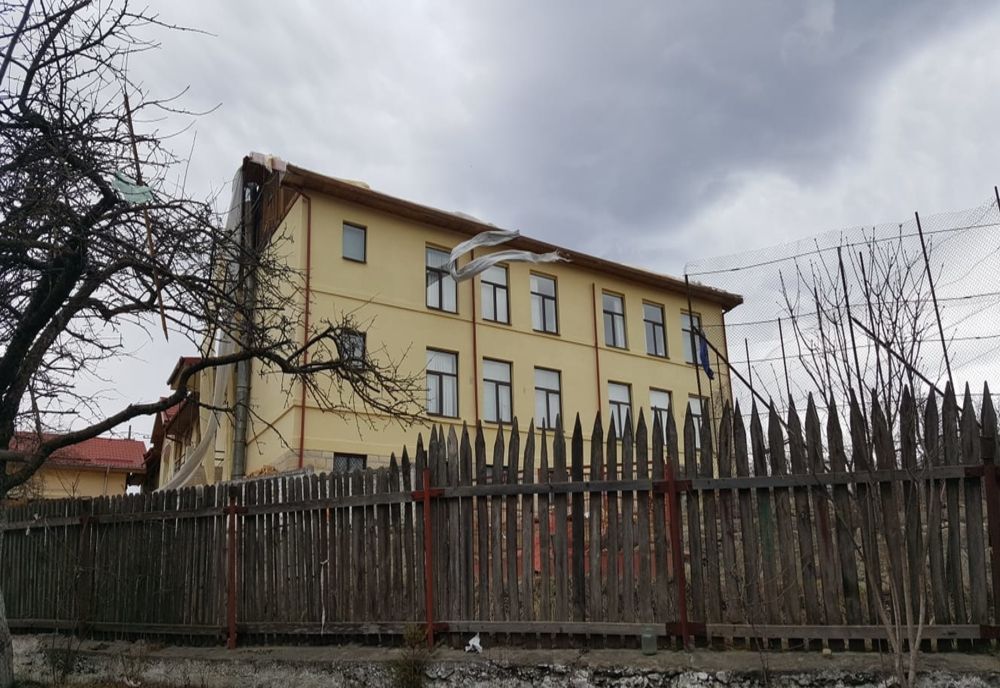 Foto-Video-Acoperișul unei școli a fost smuls de vânt și aruncat într-o curte