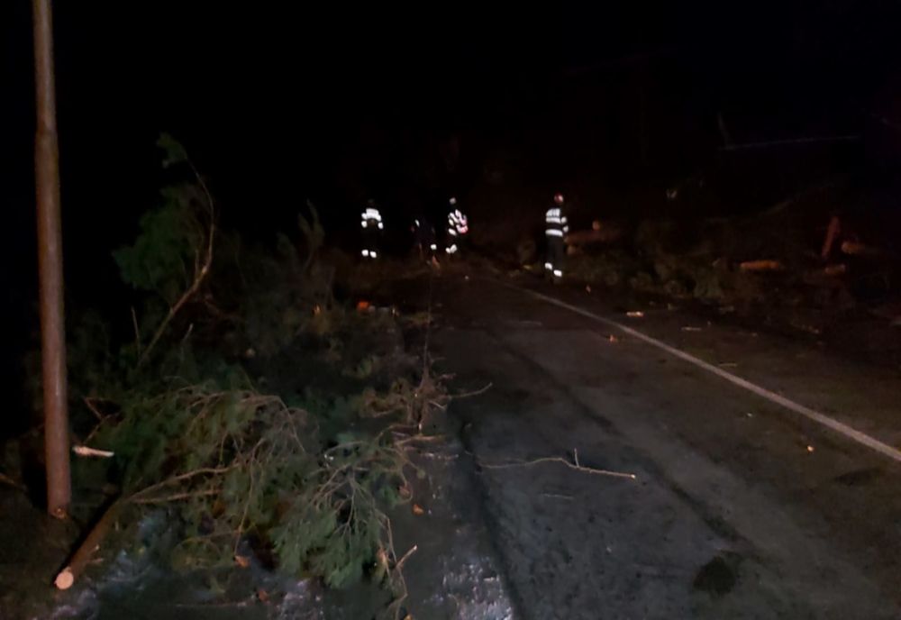 S-a închis circulația pe un drum din Argeș, din cauza vijeliei!