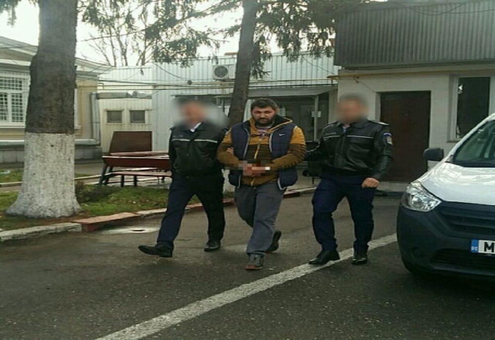 A vrut să intre cu maşina în casă peste soacră şi concubină