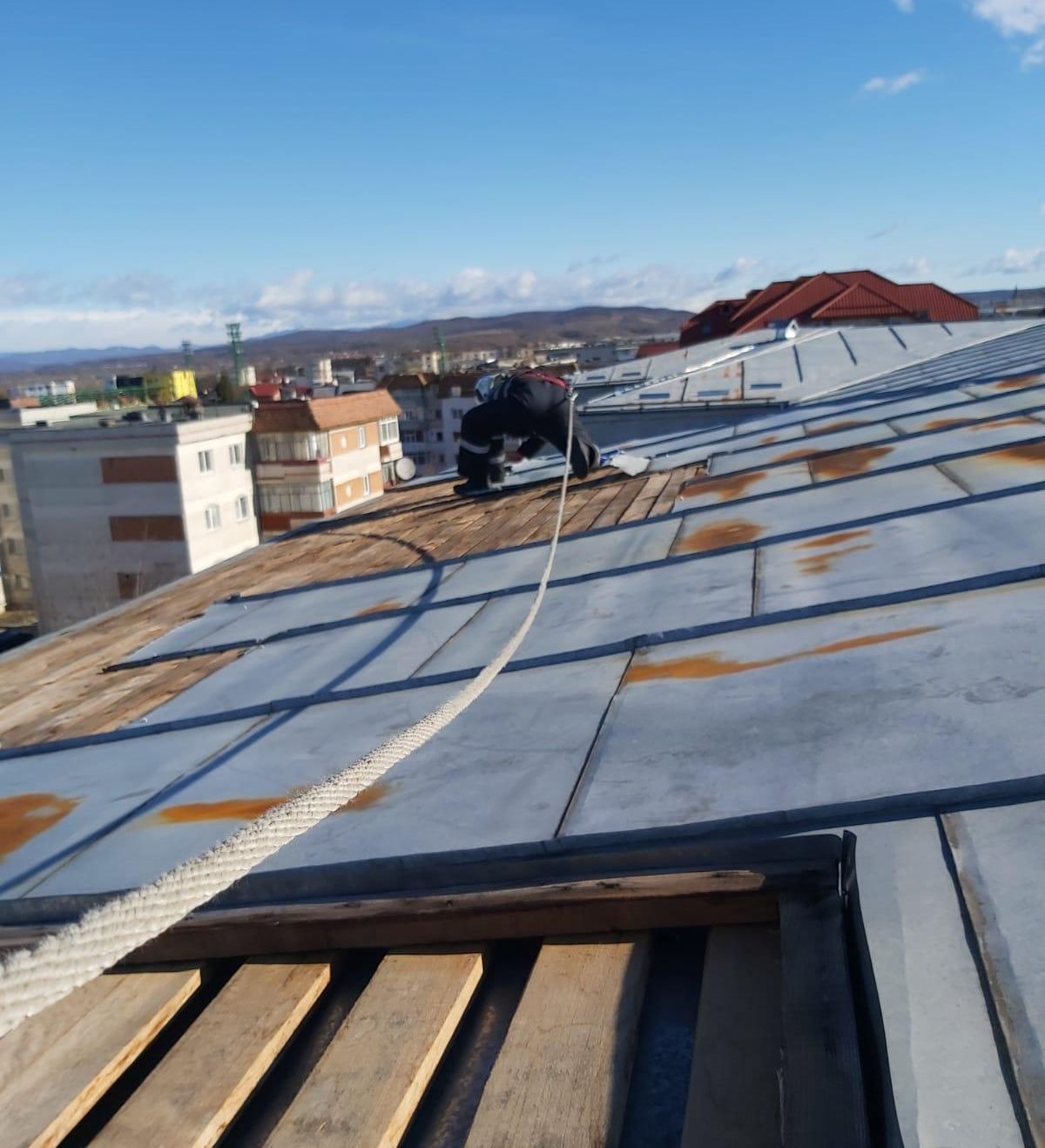 Pompierii au intervenții riscante din cauza vântului puternic (2)