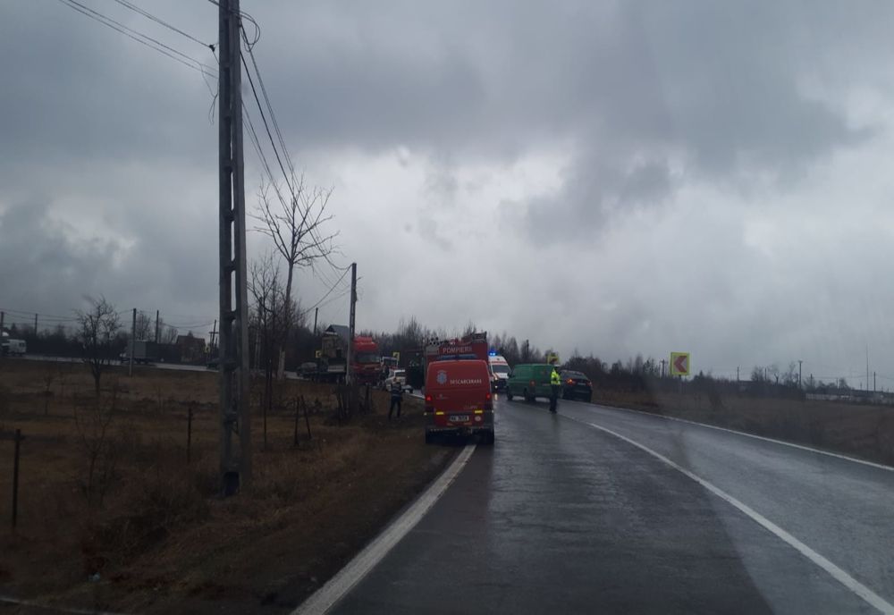 Maşină strivită de TIR la Morăreşti pe DN 7