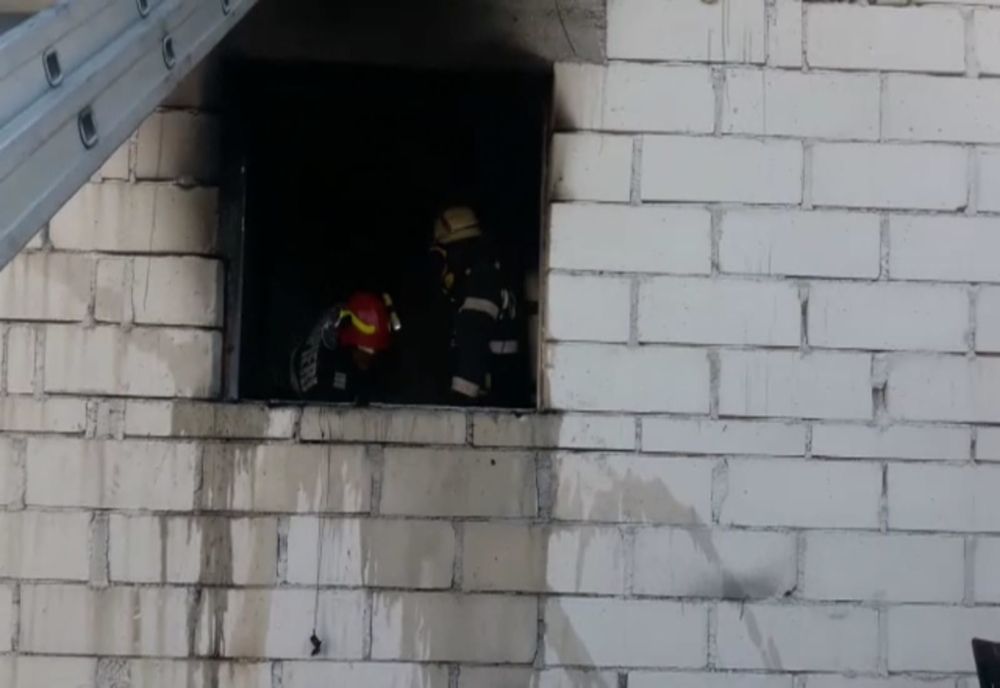 Și-a dat foc la casă încercând să reaprindă focul cu benzină!