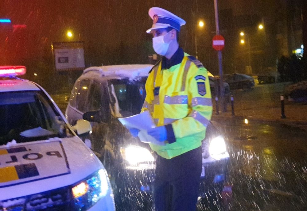 Sute de argeşeni amendaţi că nu au respectat măsurile deplasărilor