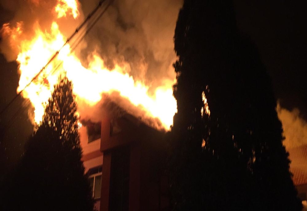 Incendiu violent la o casă cu etaj din Coșești!