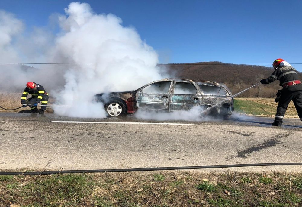 Video- O mașină  a luat foc în timpul mersului