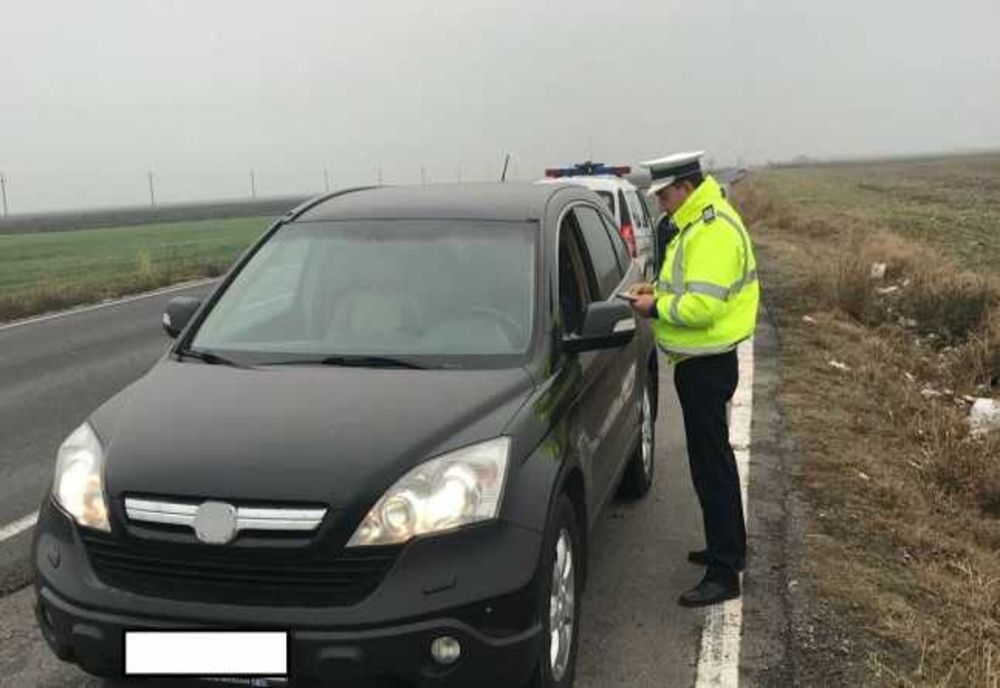 Reținut după ce a fost prins de trei ori la volan, fără permis