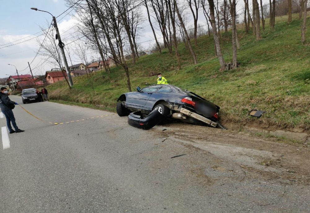 Tineri răniţi după ce s-au răsturnat cu maşina la Curtea de Argeş