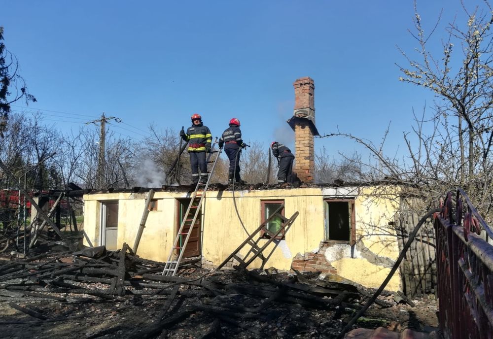 Din cauza vecinului, incendiul a distrus o magazie în Bascov!