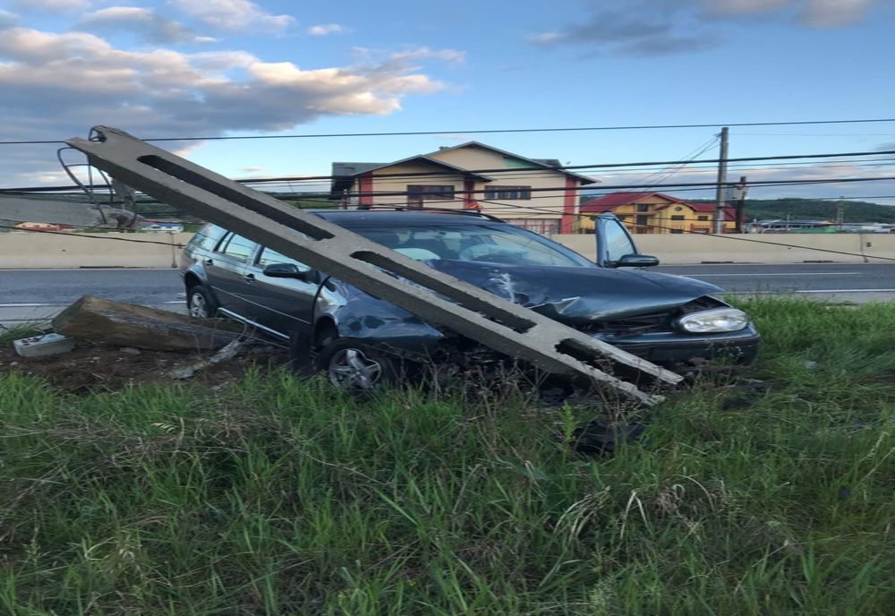 A rupt un stâlp de electricitate cu maşina!