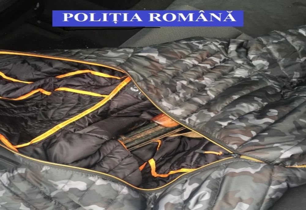 Tineri prinși în timp ce încercau să vândă o armă furată!