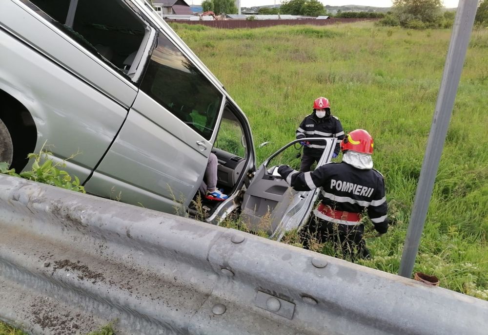 A sărit cu dubița peste parapet, la ieșirea de pe A 1!