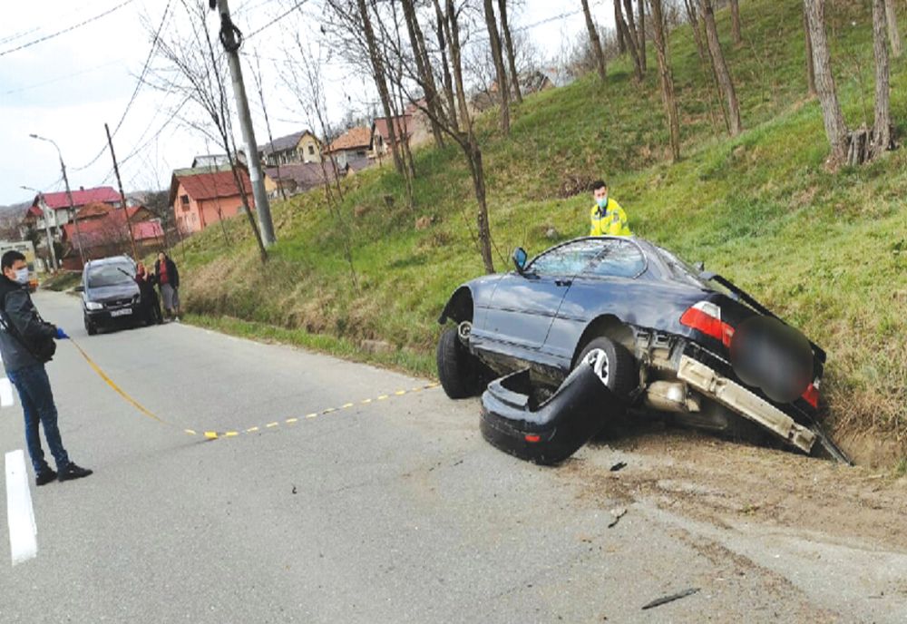 Şoferiţa a nimerit şanţul cu maşina!