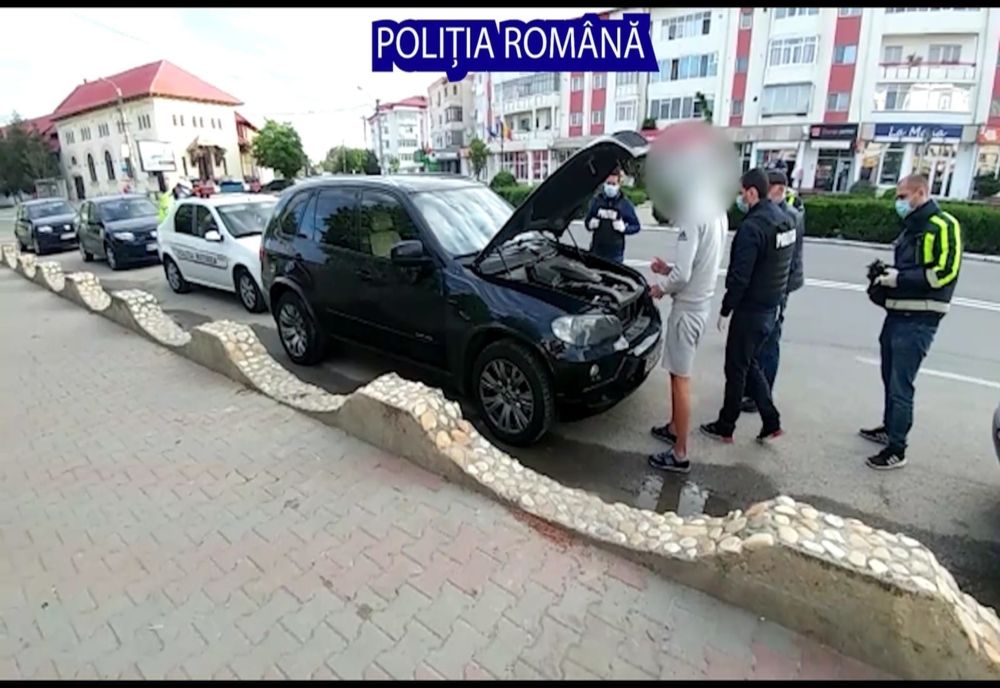 Fiul unui afacerist a făcut live amenințând-și adversarii cu pistolul