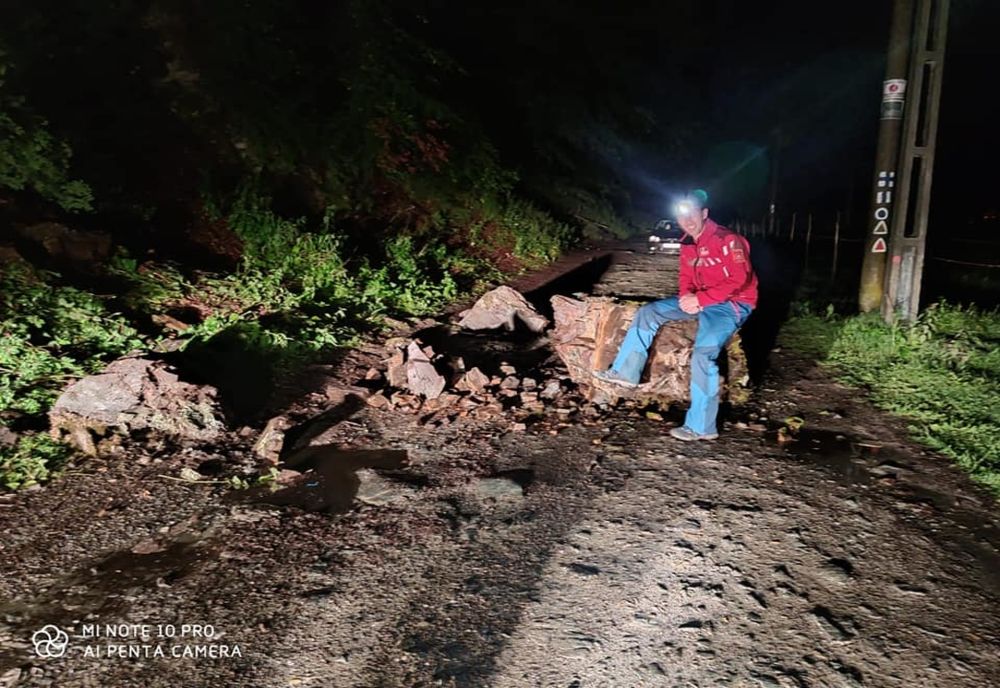 Turiști blocați de bolovani căzuți din cauza ploilor 