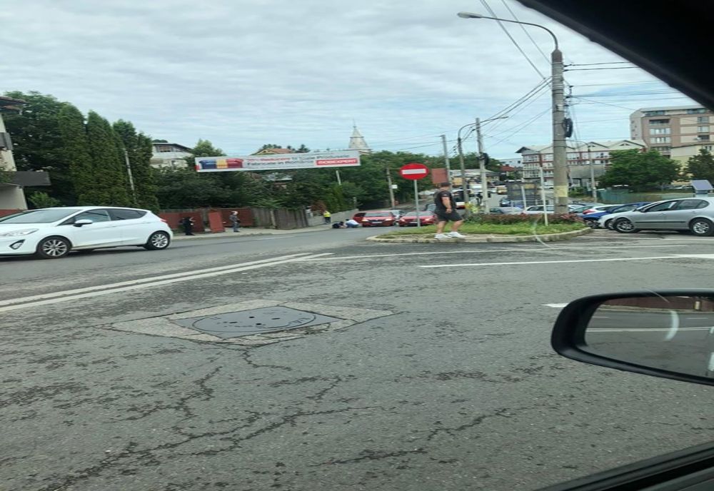 Pieton lovit la cap în timpul unui accident rutier