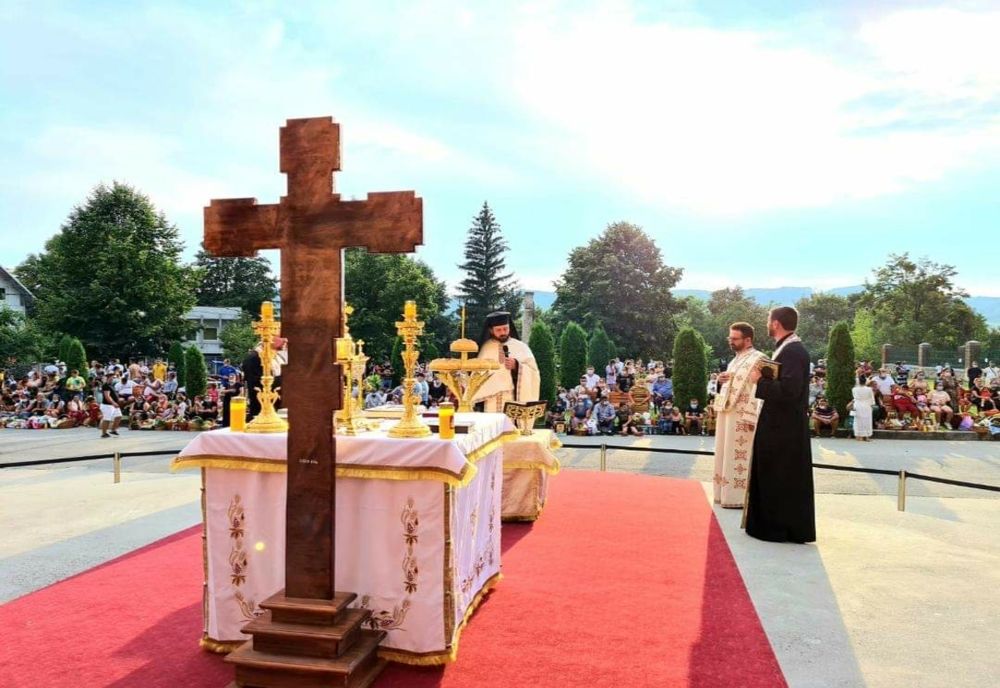 Îmbulzeală și persoane care nu au respectat regulile la Mânăstirea Curtea de Argeș. Racla cu moaştele Sfintei Muceniţe Filoteia nu a fost scoasă în procesiune