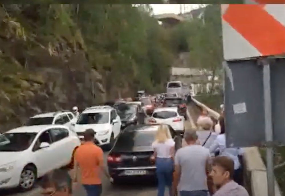 Scandal pe Transfăgărășan din cauza mașinilor parcate pe carosabil