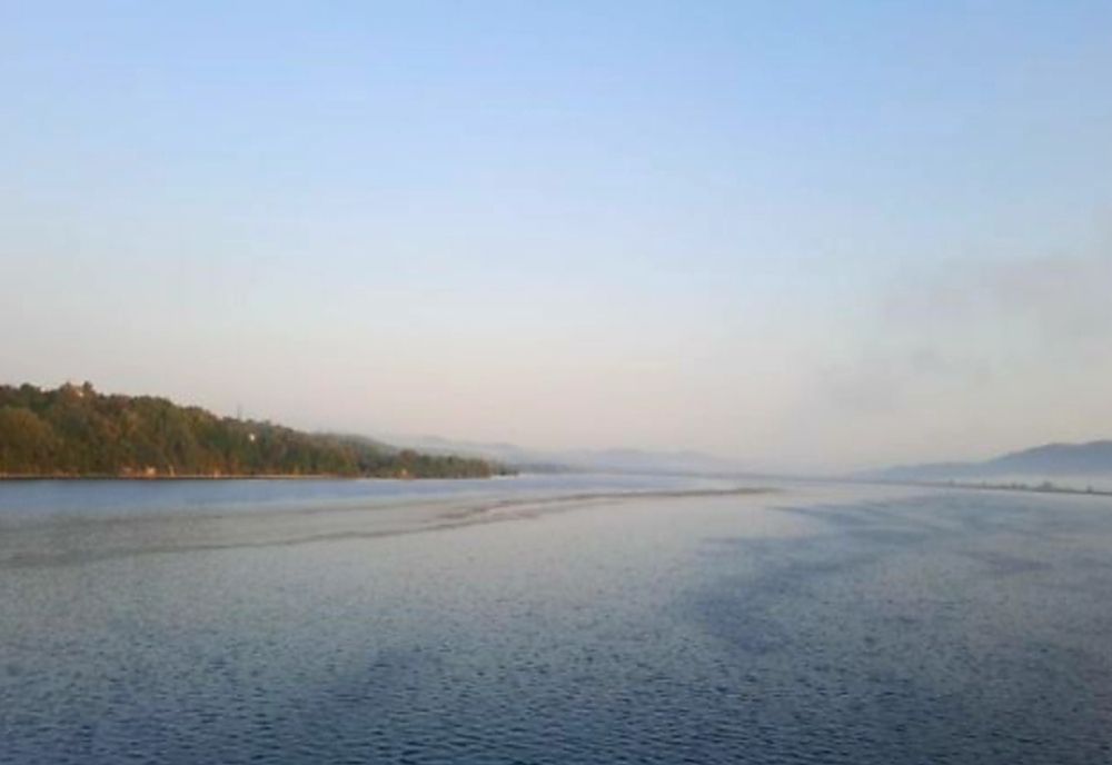 Peliculă neagră pe lacul de acumulare Vâlcele de pe Râul Argeş. Centrala electrică Vâlcele a fost închisă