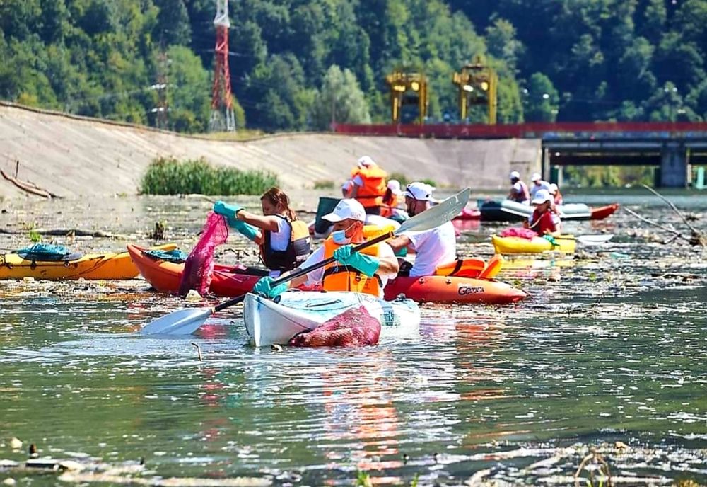 Râul Argeș, acoperit de deșeuri. Ecologiștii fac apel către autorități