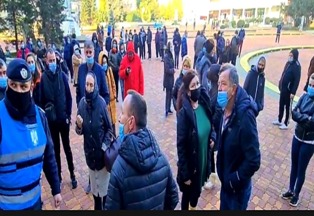 Comercianţi şi producători în fața Prefecturii Argeș