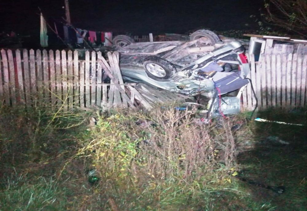 FOTO. Un şofer s-a răsturnat cu autoturismul peste un gard, în Argeş